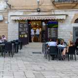 Per entrare nella pizzeria, il cui nome � impresso in rosso su una tenda da sole, bisogna salire tre gradini